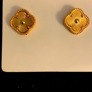 NWT goldtone clover shaped post earrings.